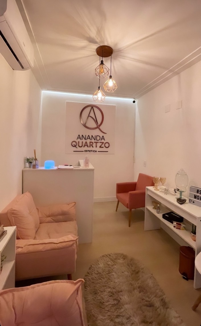 Recepção da clínica Ananda Quartzo, com poltronas rosé e iluminação acolhedora